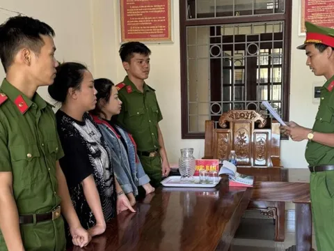 Tạm giữ 2 cô gái xinh đẹp tổ chức đánh bạc trực tuyến bằng livestream xổ số