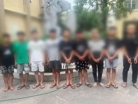 Tạm giữ nhóm thanh, thiếu niên chặn đánh người đi đường rồi chặt biển số xe