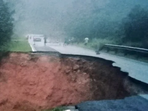 Quảng Ninh: Tuyến đường đến cửa khẩu Bắc Phong Sinh bị chia cắt do sạt lở