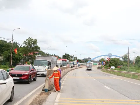 Quảng Ninh: Xuất hiện hố sụt lún khiến giao thông trên Quốc lộ 18A bị ùn tắc