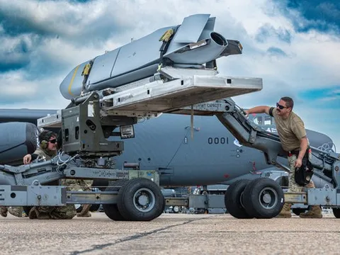 Cận cảnh “tuyệt tác” tên lửa hành trình tầm xa AGM-158 JASSM