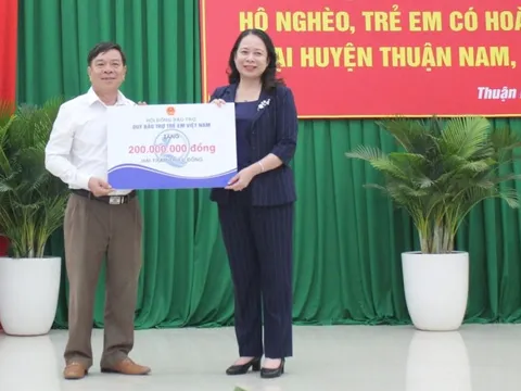 Phó Chủ tịch nước Võ Thị Ánh Xuân thăm, tặng quà gia đình chính sách ở Ninh Thuận