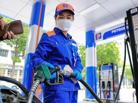 Giá xăng giảm hơn 530 đồng/lít từ chiều nay