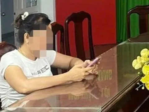 Đăng clip cô gái khỏa thân lên mạng, chủ cửa hàng bị công an mời làm việc