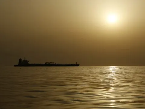 Không “miễn nhiễm” với đòn tấn công của Houthi, tàu chở dầu Nga đi đường vòng?