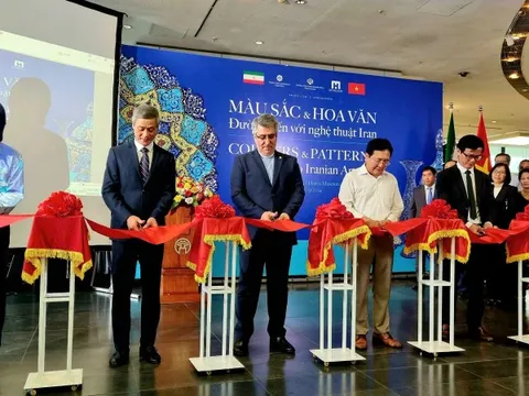 Triển lãm “Màu sắc và Hoa văn: Đường đến với nghệ thuật Iran”