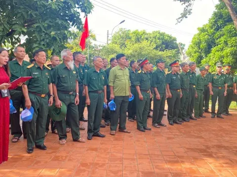 Người dân khắp cả nước đến viếng mộ Đại tướng Võ Nguyên Giáp