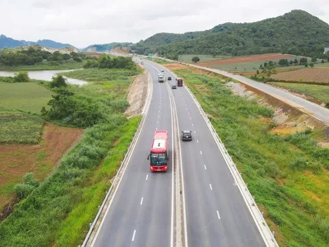 Vé tàu hỏa, máy bay đang 'cạn dần', hành khách thêm lựa chọn đi cao tốc dịp Lễ 2/9