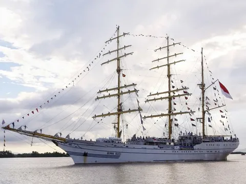 Hải Phòng: Tàu hải quân Indonesia cập cảng Tân Vũ