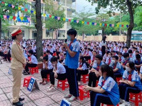 Bảo đảm an toàn giao thông để học sinh mỗi ngày đến trường là một ngày vui