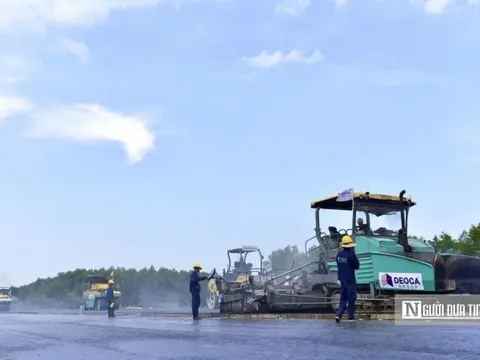 Trải thảm bê tông nhựa trên cao tốc đi qua tỉnh Bình Định và Quảng Ngãi