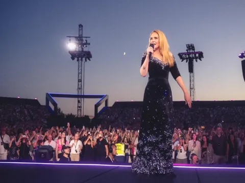Bí mật phía sau tuyệt phẩm thời trang biến danh ca Adele thành nàng tiên cá ở concert hot nhất toàn cầu