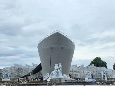 Thanh Hoá: Gấp rút hoàn thiện tượng đài "con tàu tập kết" tại Sầm Sơn