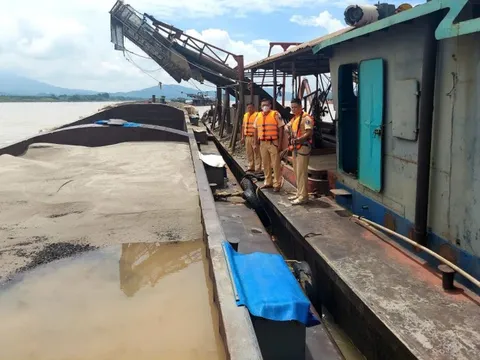 CSGT phối hợp với công an các tỉnh bắt giữ 4 tàu 'cát tặc' trên sông Đà