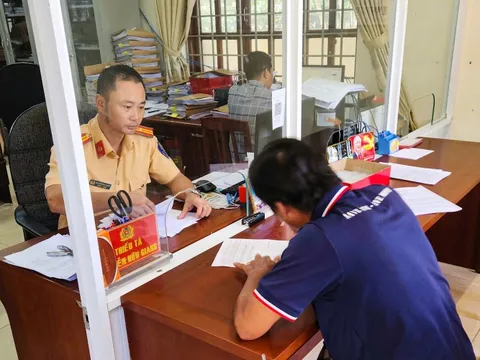 Lâm Đồng: Xử phạt tài xế xe khách và xe đầu kéo vượt ẩu trên đèo Bảo Lộc