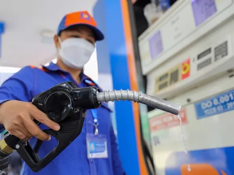 Giá xăng, dầu giảm từ chiều nay