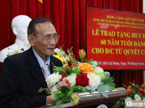 Đồng chí Từ Quyết Chiến vinh dự nhận huy hiệu 60 năm tuổi Đảng