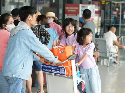 Vé máy bay đang 'cạn dần' trước kỳ nghỉ Lễ