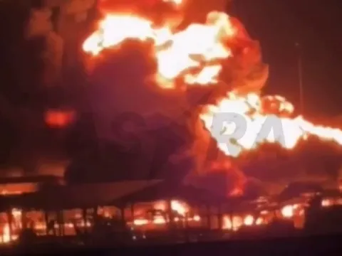 Khoảnh khắc Nga tấn công chính xác, kho vũ khí Ukraine nổ tung