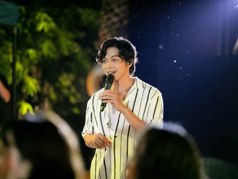 Lân Nhã, Grey D khoe vẻ lãng tử khi hát trong mưa