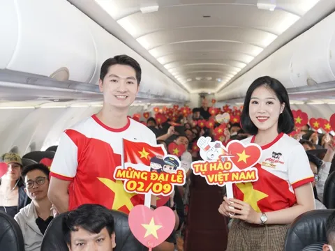 Rực rỡ cờ đỏ sao vàng mừng Quốc khánh 2/9 trên các chuyến bay Vietjet