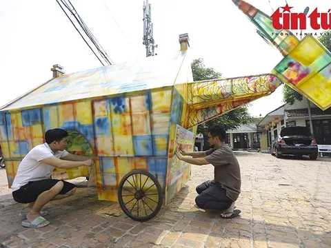 9 đèn lồng Trung thu khổng lồ sẽ toả sáng tối nay tại Làng cổ Đường Lâm