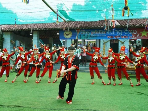 Phiên chợ vùng cao “Vui Tết Độc Lập”