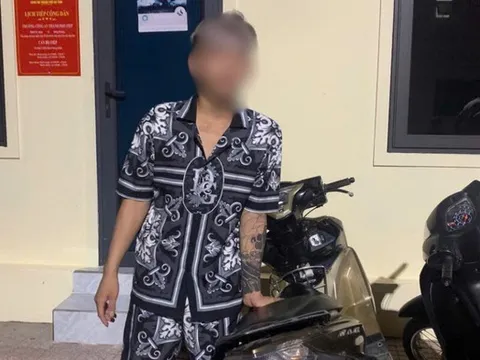 Nam thanh niên điều khiển xe bằng chân sau khi dùng ma tuý