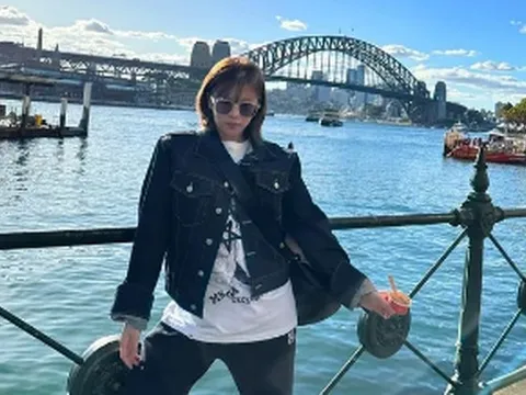 Nữ ca sĩ xinh đẹp bị bệnh không thể đi hát, làm nhân viên quán cà phê từ sáng đến chiều