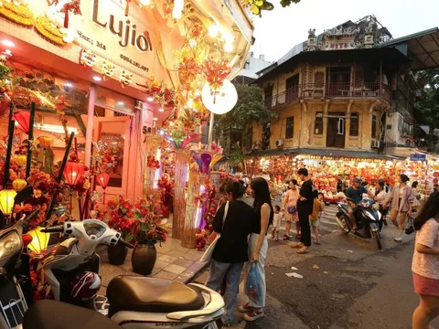 Phố Hàng Mã nhộn nhịp đón Trung Thu