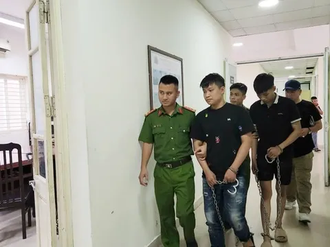 Khởi tố 2 sinh viên dùng kiếm đi cướp tài sản