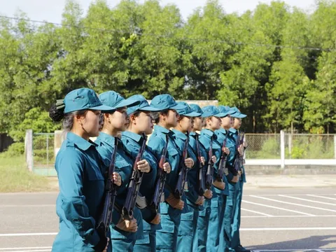 Những 'bóng hồng' kiên trì, nỗ lực trên sân tập điều lệnh