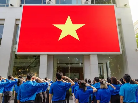 Giới trẻ nô nức chụp ảnh check-in với cờ Tổ quốc tại Hà Nội