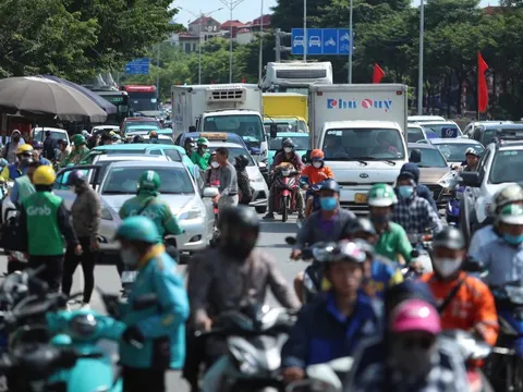 Cửa ngõ vào Hà Nội chật kín dòng xe trong ngày cuối nghỉ lễ