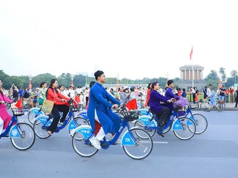 Áo dài kết nối du lịch và di sản