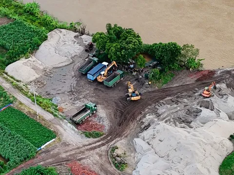 Hà Nội: Xe quá tải chở cát từ bến không phép hoạt động xuyên đêm