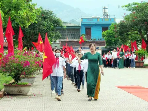 Thầy và trò Lai Châu hân hoan chào đón năm học mới