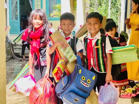 Chùm ảnh: Niềm vui ngày tựu trường của học sinh vùng cao Quảng Nam