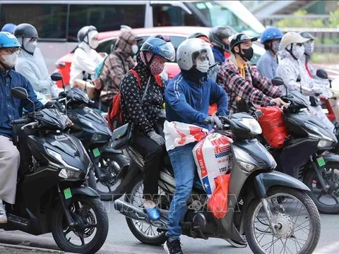 Người dân 'tay xách, nách mang' trở lại sau kỳ nghỉ lễ, các cửa ngõ Thủ đô đang dần ùn tắc