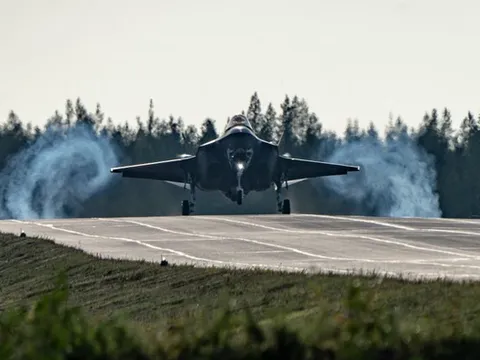 Cặp tiêm kích tàng hình F-35 thực hiện cuộc hạ cánh “lịch sử”