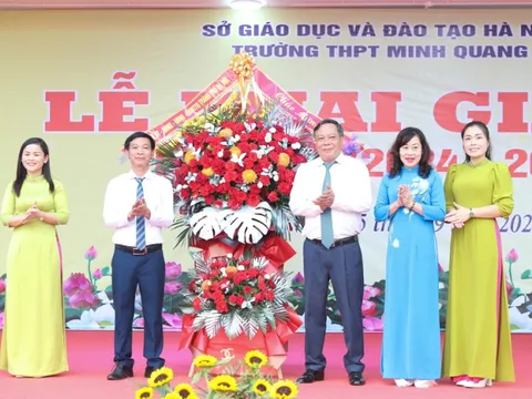 Phó Bí thư Thành ủy Nguyễn Văn Phong dự lễ khai giảng tại Trường THPT Minh Quang