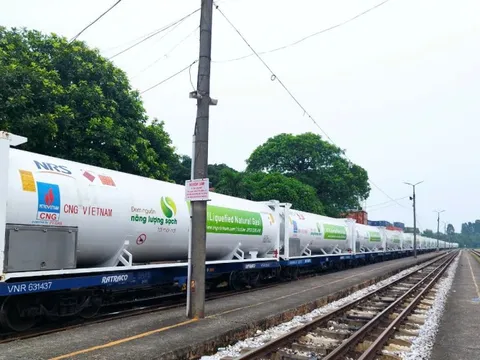 Lần đầu tiên chở 16 bồn khí LNG từ Nam ra Bắc bằng tàu hỏa