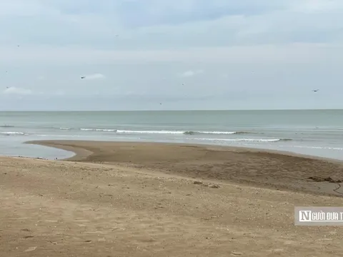 Biển Sầm Sơn lặng sóng bất thường trước siêu bão Yagi