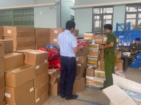 Tạm giữ gần 3 tấn sữa bột, thực phẩm chức năng nghi nhập lậu