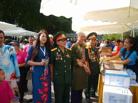 Tặng 28.000 phần quà cho du khách đến thăm Lăng Bác