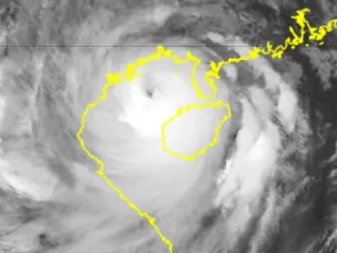 Bão Yagi: tâm bão trên đất liền gió giật cấp 13