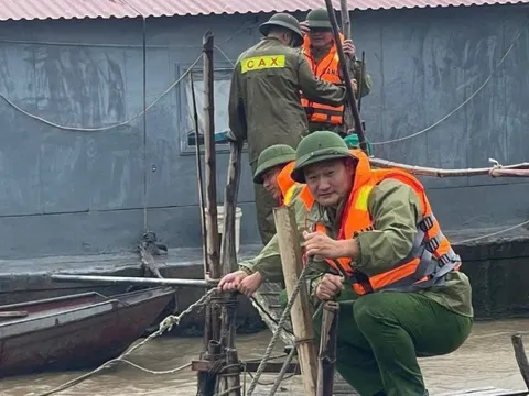 Công an các địa phương căng mình giúp dân trong mưa bão