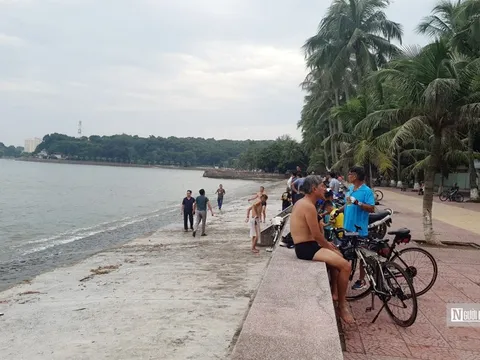 Nhóm người cao tuổi đạp xe 20km xuống tắm biển Đồ Sơn ngay trước bão Yagi