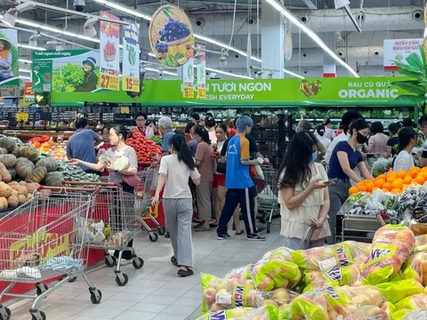 Lo sợ trước bão Yagi, người dân đổ xô đi chợ tích trữ thực phẩm