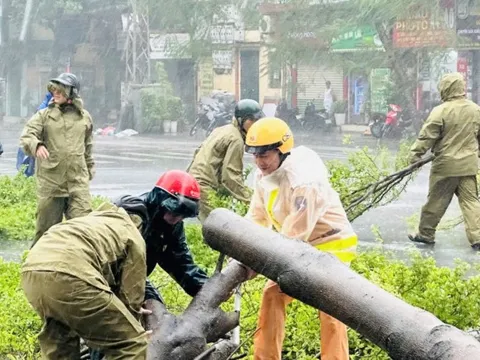Hình ảnh những chiến sĩ công an hỗ trợ, giúp người dân trong cơn bão số 3